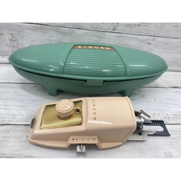 Vintage Retro SINGER #2482607 Clamshell Plastic Case Buttonholer Attachment - Picture 9 of 12